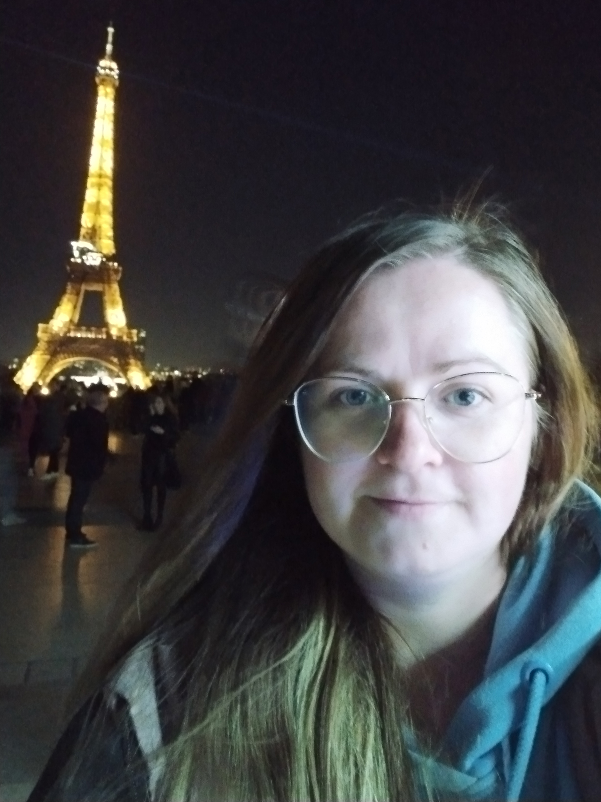 The Eiffel Tower at night as a luminous sign of the city. Distance and the pause of space — Paris, Anna Mamchur