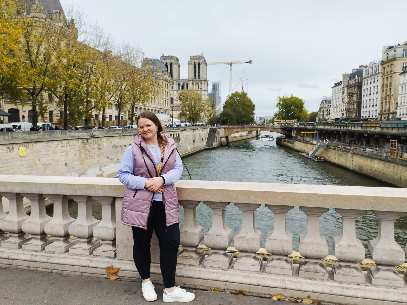 The Seine in Paris. The calm horizontal of the city, stone embankments and the perspective of bridges — Anna Mamchur