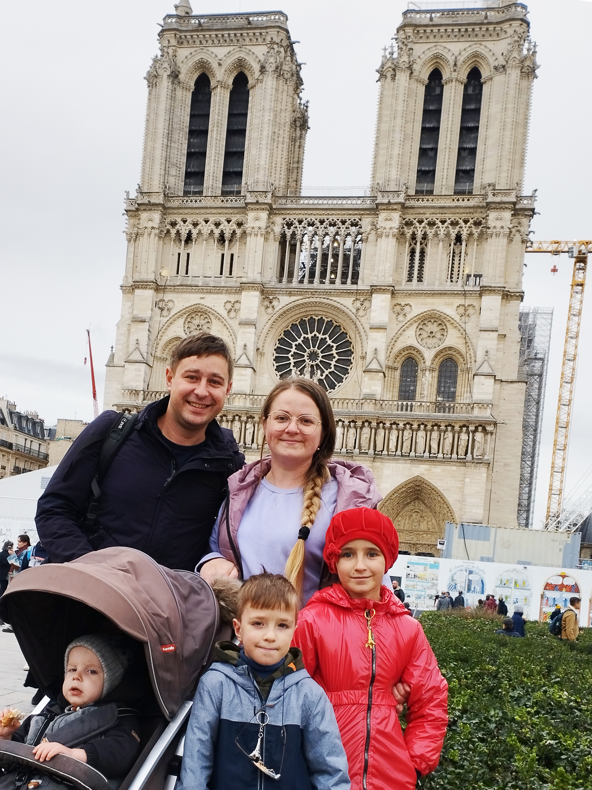 Paris as a personal experience. Anna Mamchur’s family moment against the background of Notre-Dame.