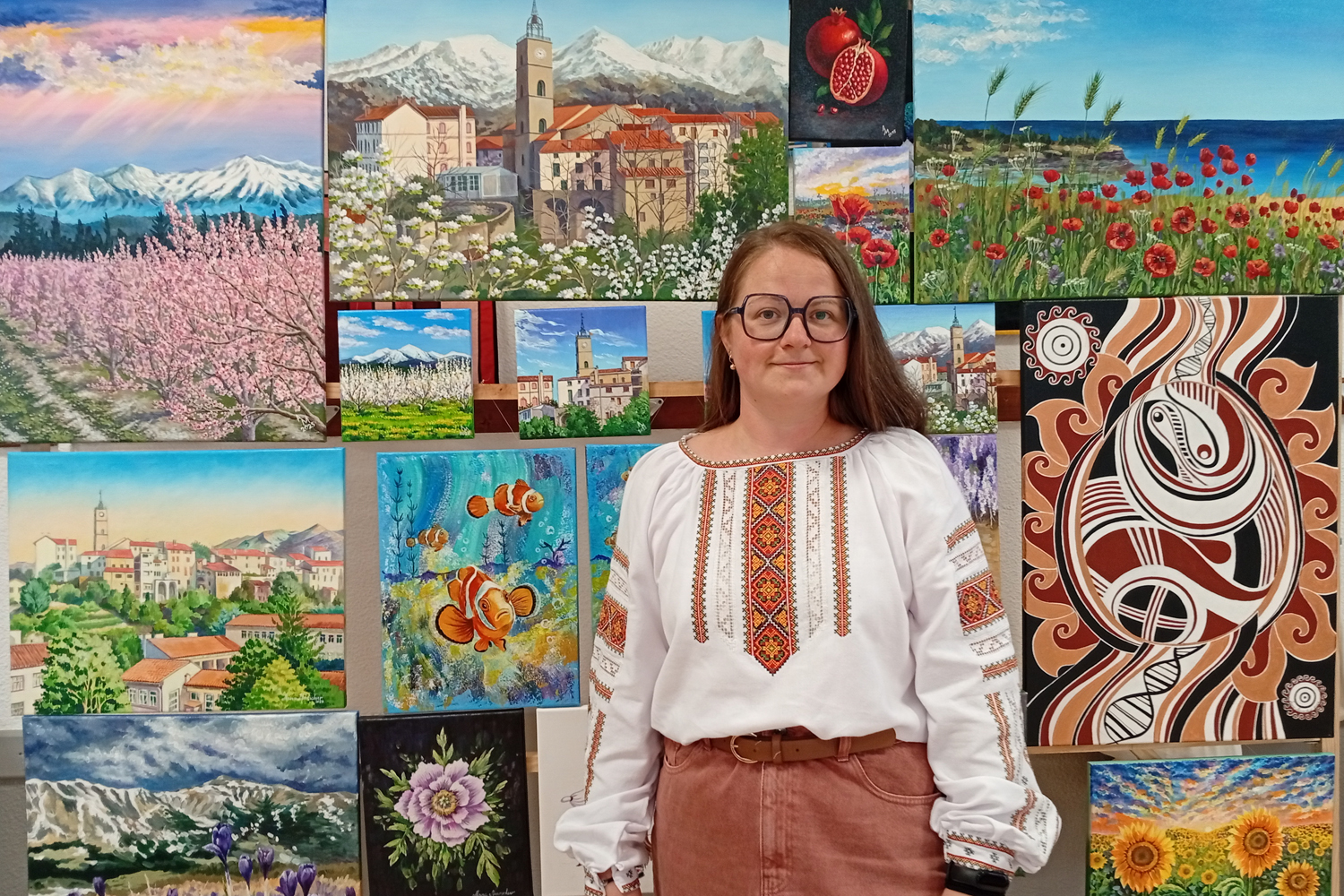 Anna Mamchur près du stand avec des tableaux lors de la Fête de l’Indépendance de l’Ukraine à Perpignan (21.08.2025)