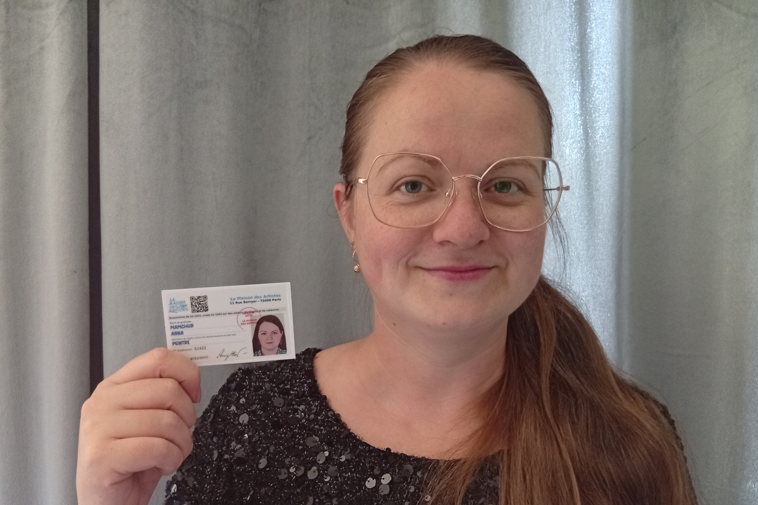 Anna Mamchur avec le badge de La Maison des Artistes