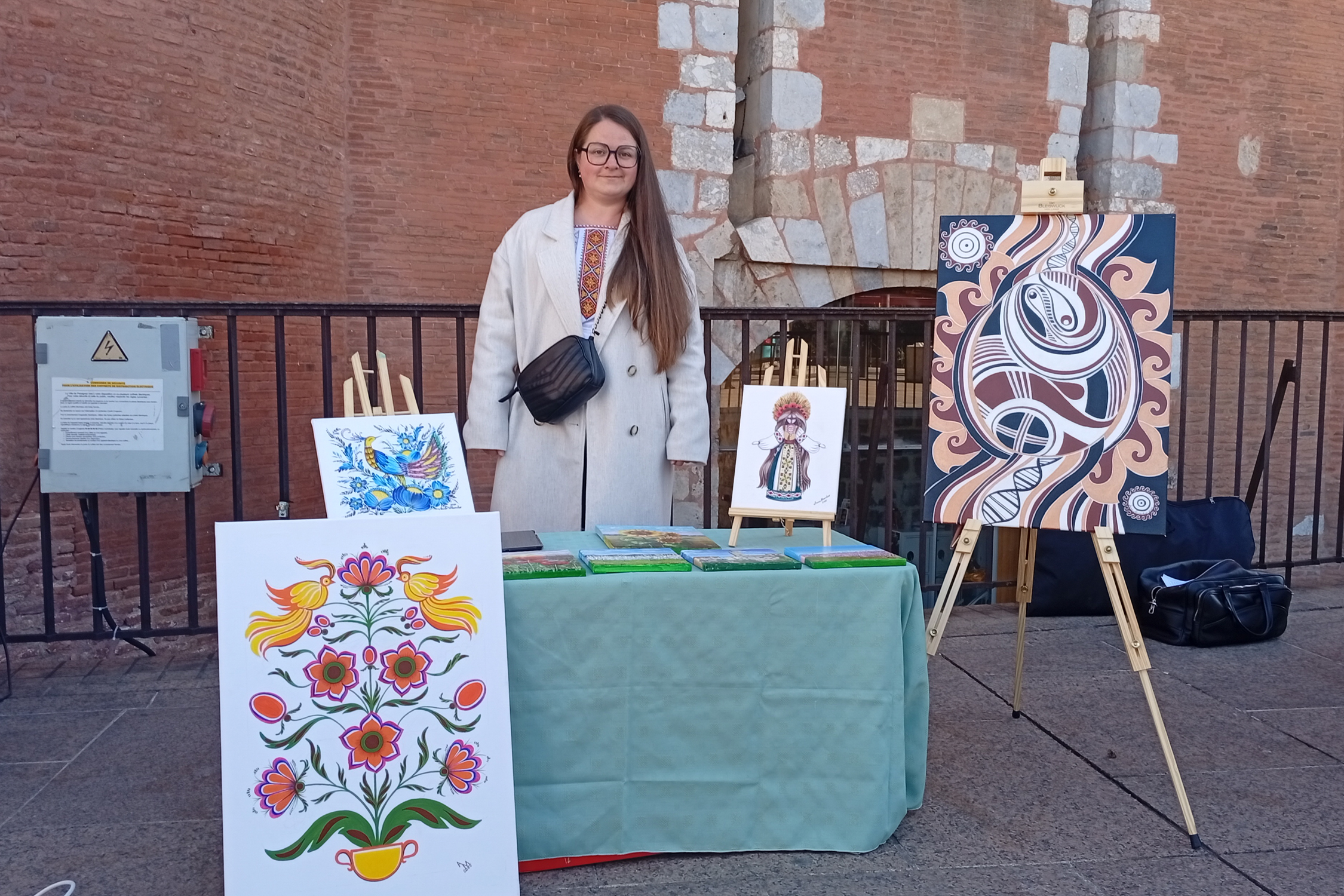 Anna Mamchur lors de l’exposition à Perpignan près du Castillet