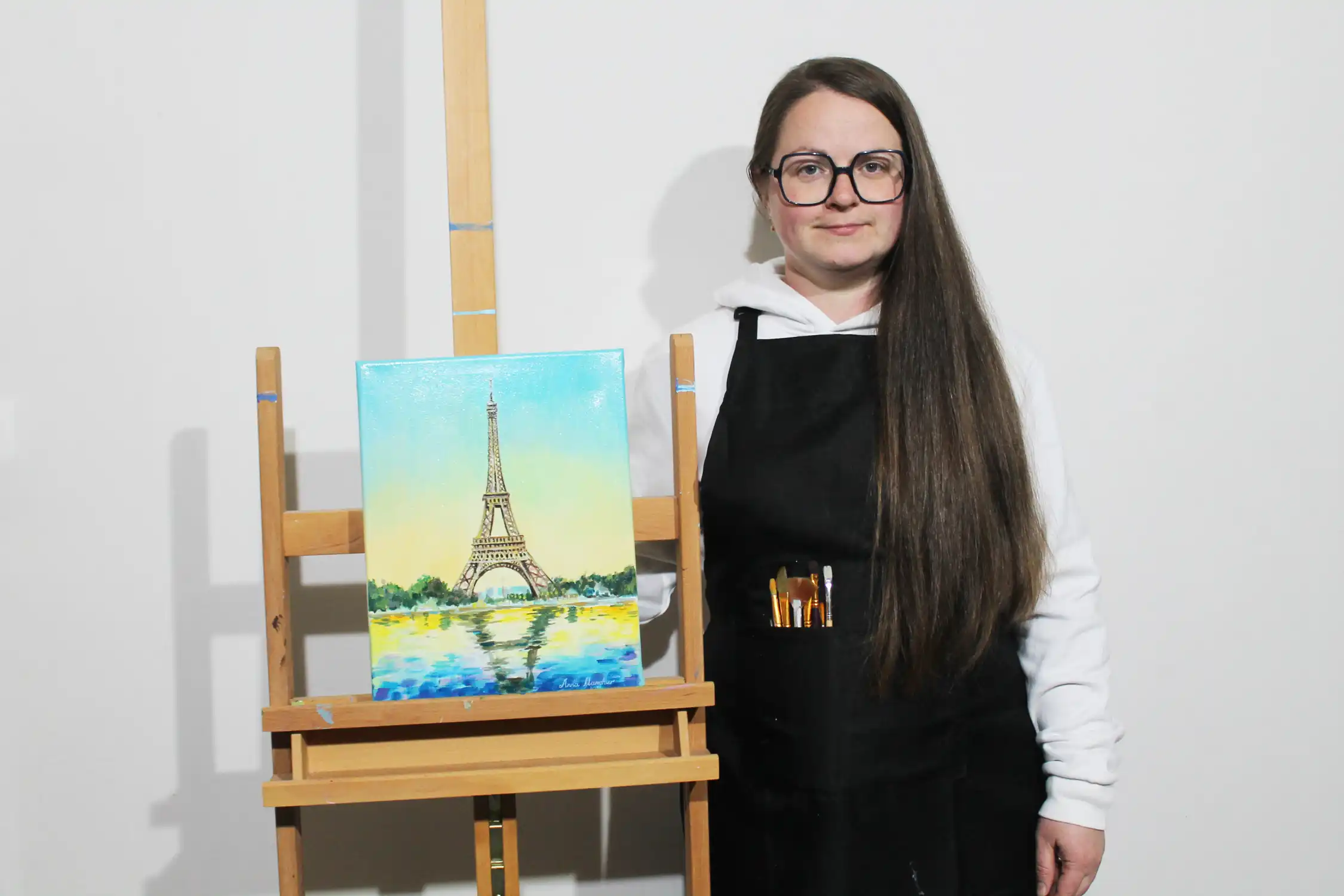 Reflets de Paris — peinture acrylique d’Anna Mamchur — l’artiste avec son œuvre