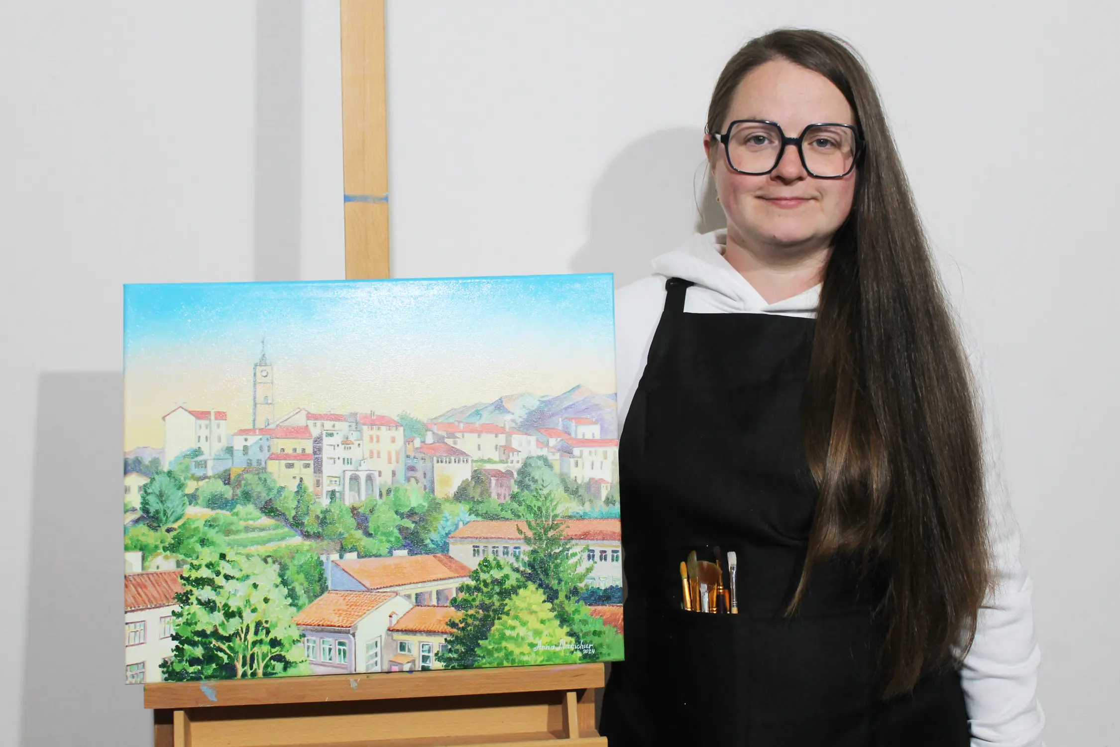 Matin à Saint-Laurent-de-Cerdans — peinture acrylique d’Anna Mamchur — l’artiste avec l’œuvre