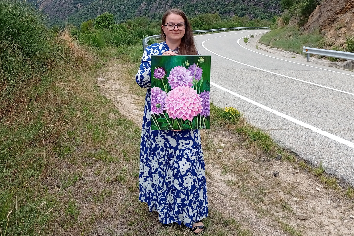 Dahlias violets — peinture acrylique d’Anna Mamchur — dans les mains de l'artiste