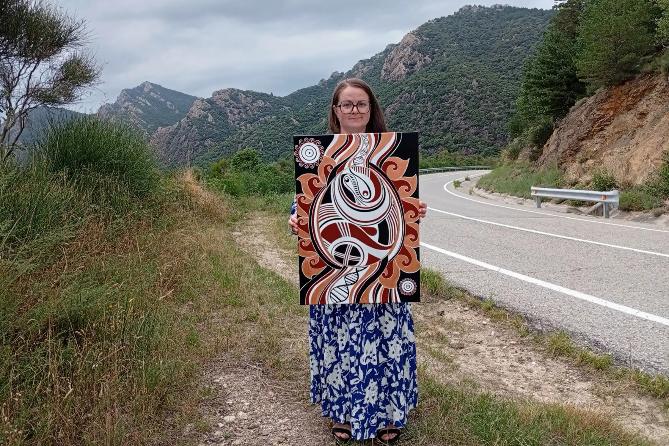 Source de vie — peinture acrylique d'Anna Mamchur — tenue par l'artiste