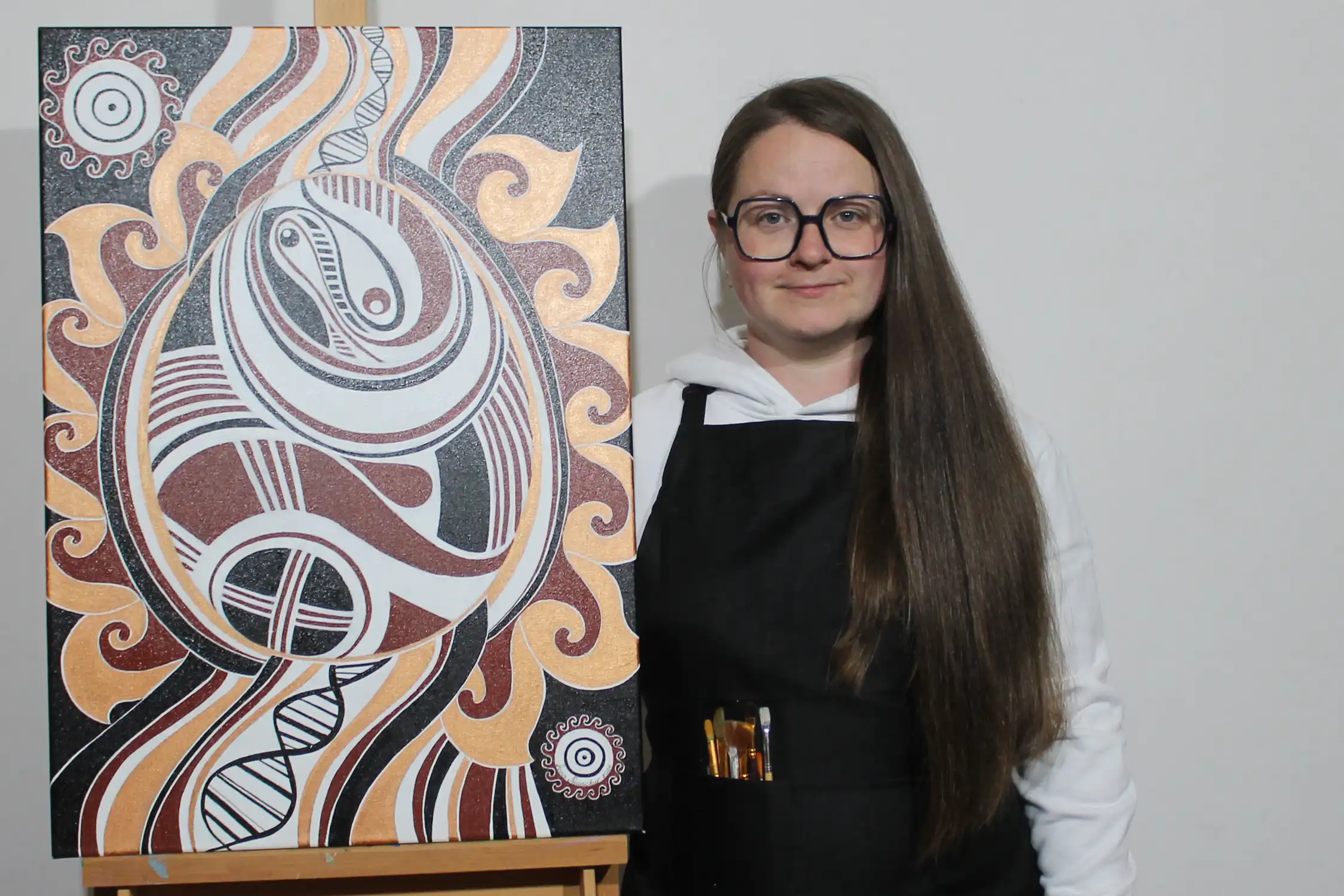 Source de vie — peinture acrylique d'Anna Mamchur — tableau terminé sur chevalet, l'artiste à côté