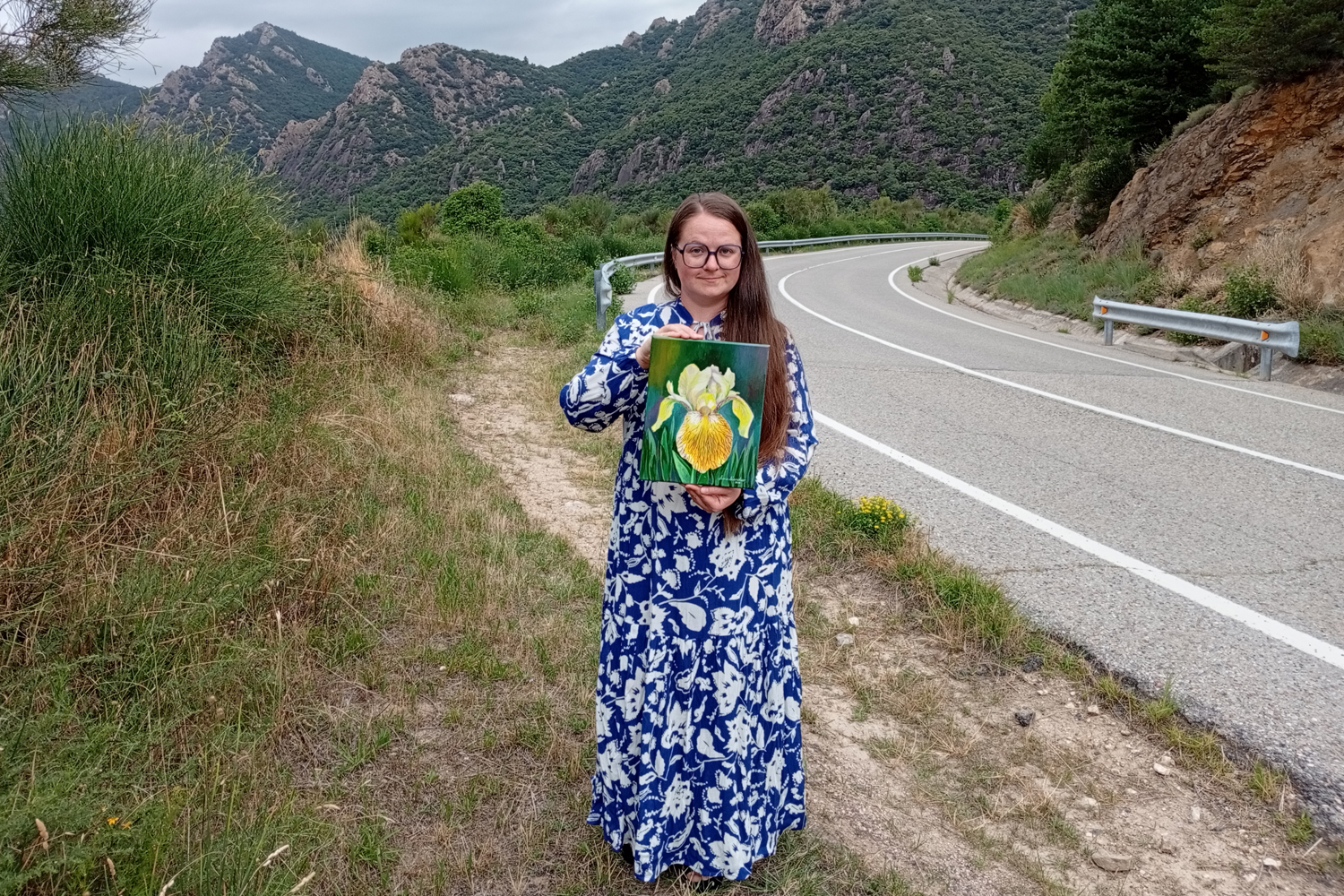 Iris jaune — Peinture acrylique d’Anna Mamchur — dans les mains de l’artiste