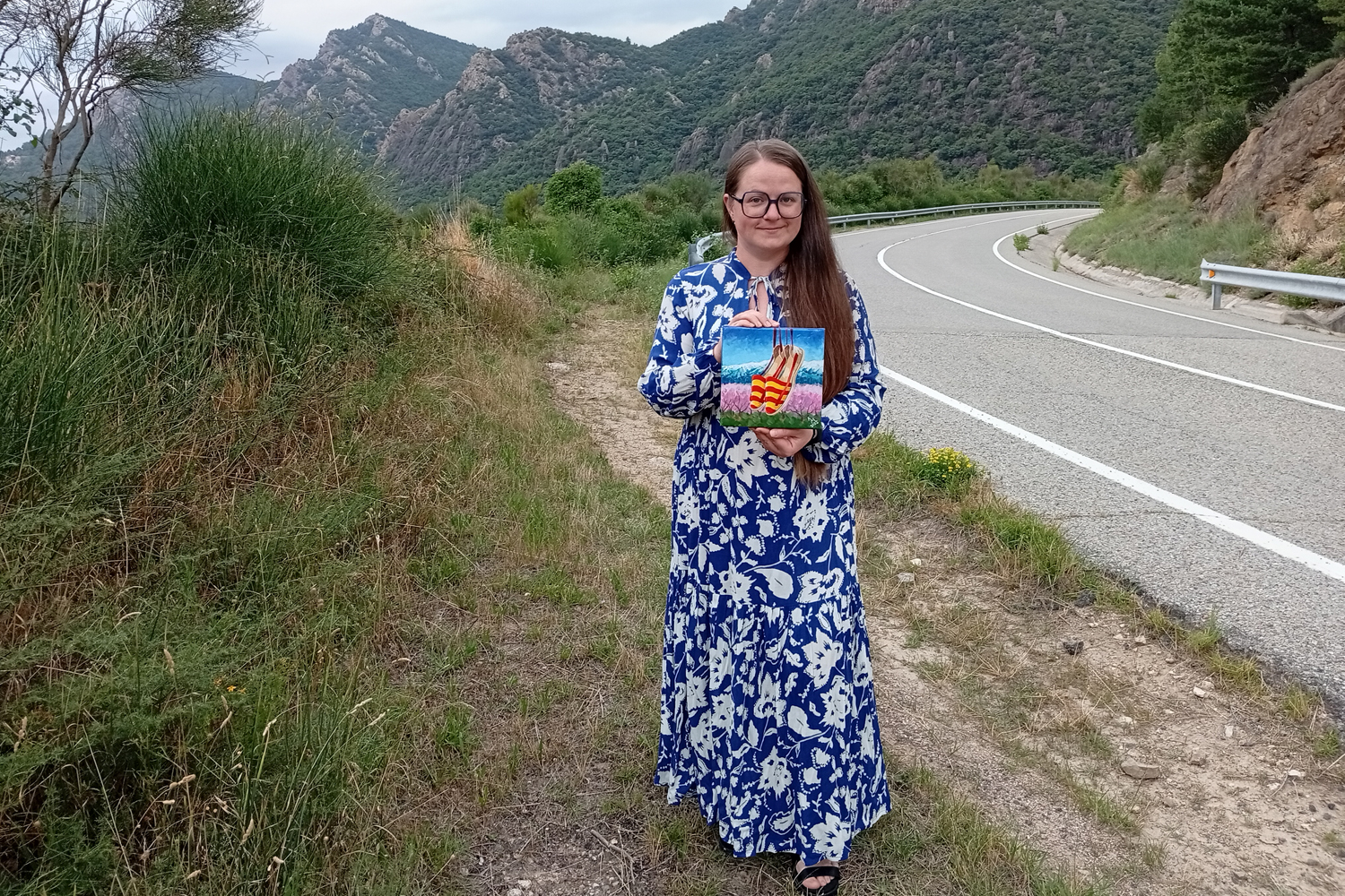 Espadrilles et Canigou — dans les mains de l’artiste