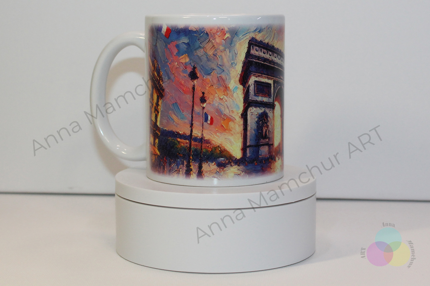 Tasse mit dem Arc de Triomphe — Ansicht von links — 004PAI01M. Originaldesign von Anna Mamchur