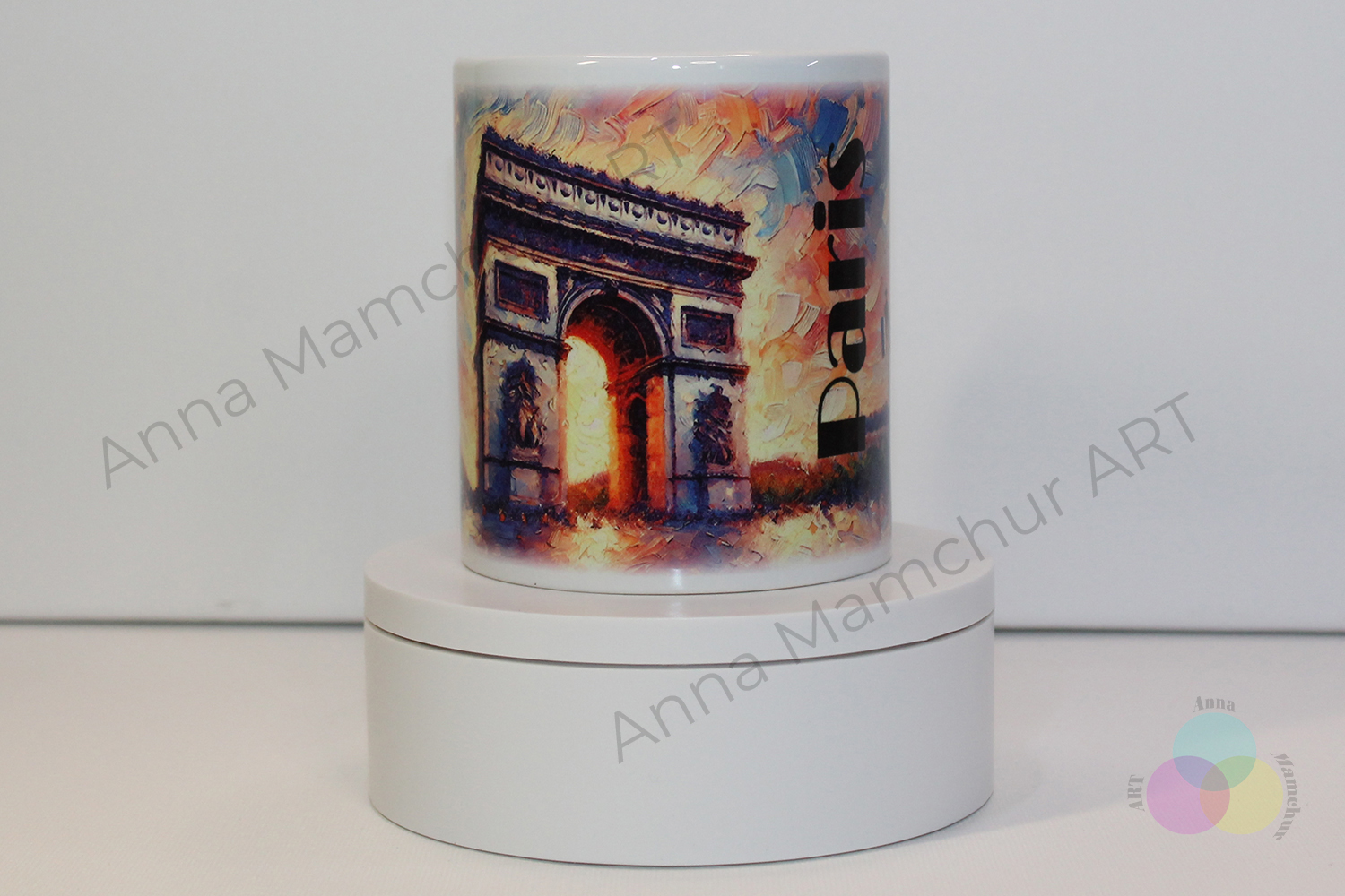 Tasse mit dem Arc de Triomphe — Ansicht von rechts — 004PAI01M. Originaldesign von Anna Mamchur